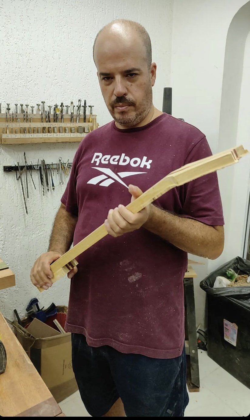 Braço de guitarra em construção